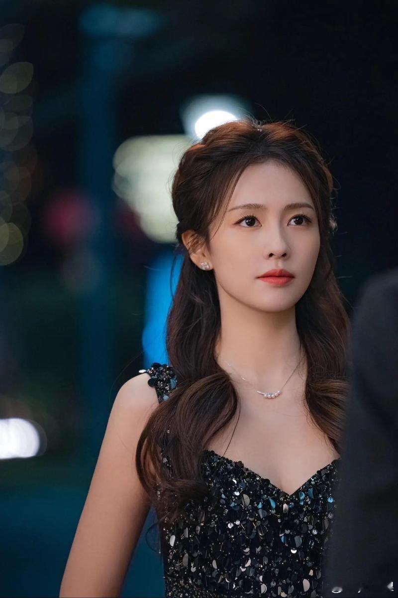 白鹿 小舅妈变小妹妹“白鹿 小舅妈变小妹妹”是网友对白鹿在不同情境下辈分反差的调