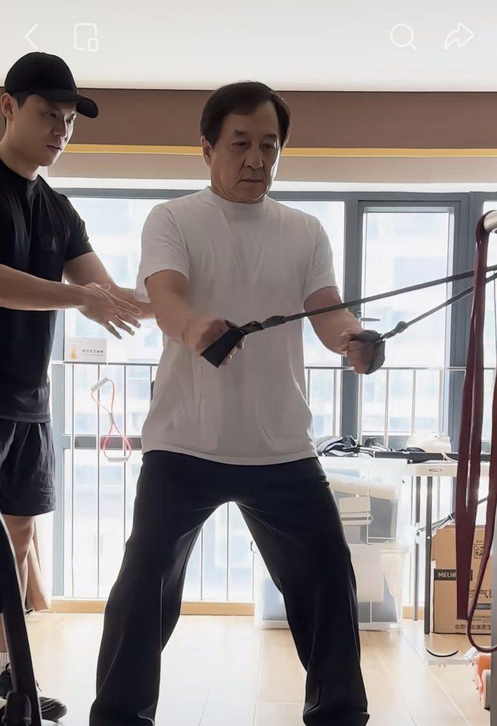 71岁的成龙上了热搜。不是丑闻，比丑闻更震撼。他当着镜头坦然承认了自己有ADHD