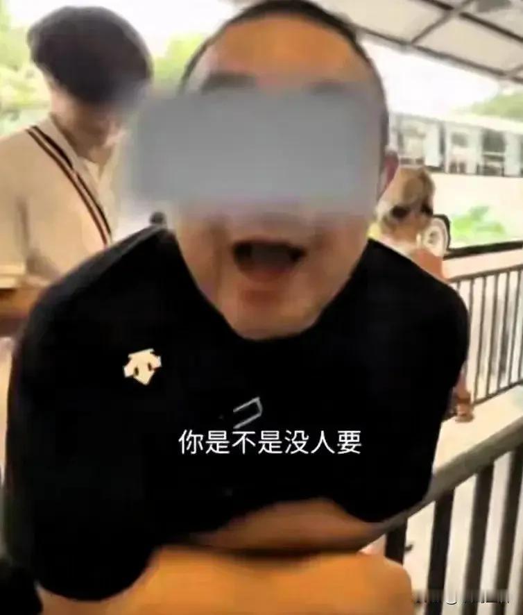 7月的北京，气温直逼三十几度，慕田峪长城的索道排队区活像个烤炉。顶着烈日老老实实