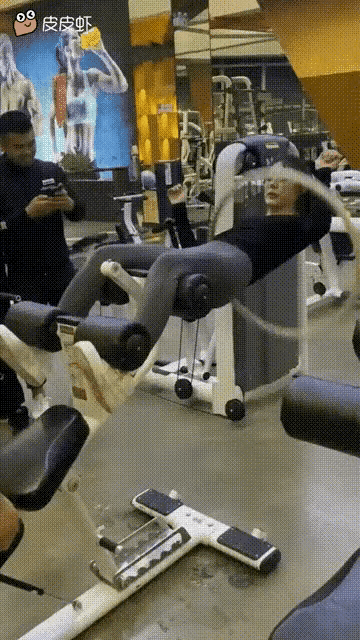 图1：小姐姐锻炼方式，这么硬核吗？
图2：猫咪想表达什么呢？看那样子是饿的吧？