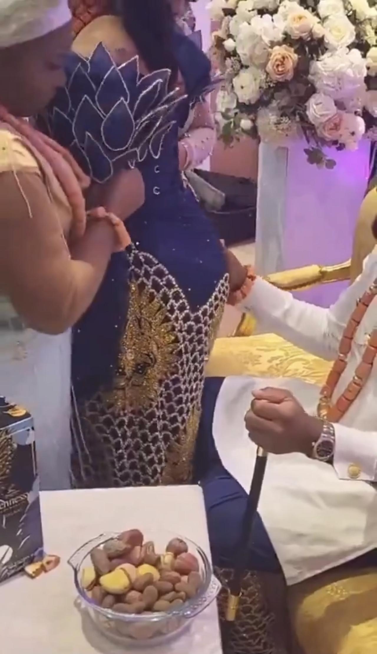 在尼日利亚的某些传统中，尤其是在埃多族和埃桑族社区，新娘会坐在新郎或岳父的腿上，