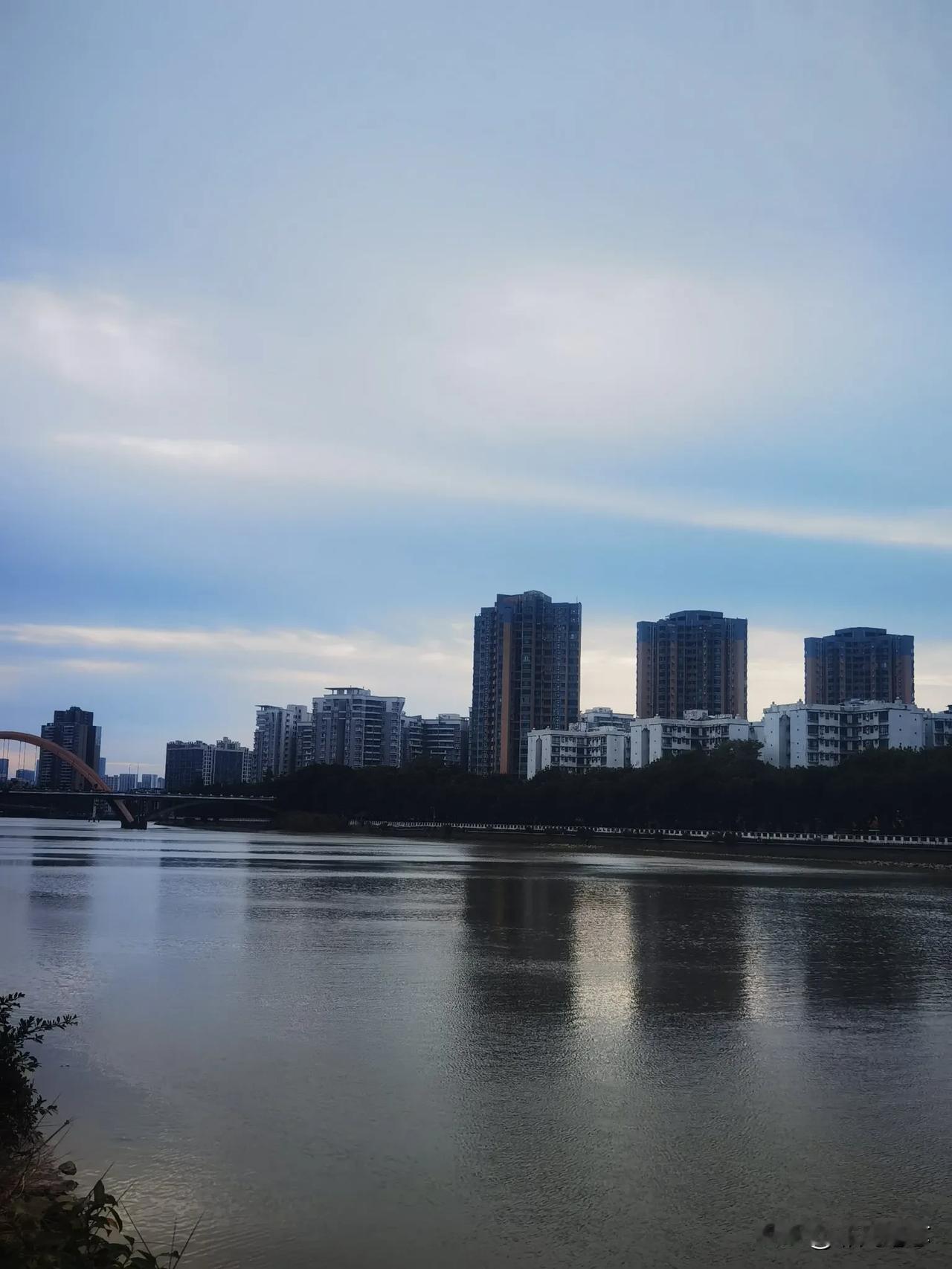 可以分享一张最美湖面的照片吗小微风吹拂，广州这两天降温，丝丝凉意[比心]