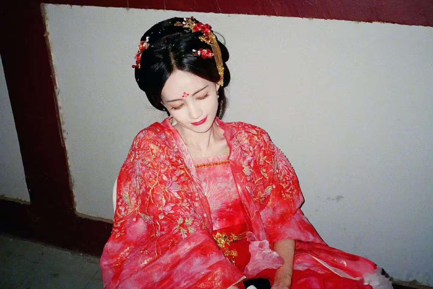 李一桐二选一的名场面李一桐又该如何破局李一桐二选一的名场面，又该如何破局？[爱你