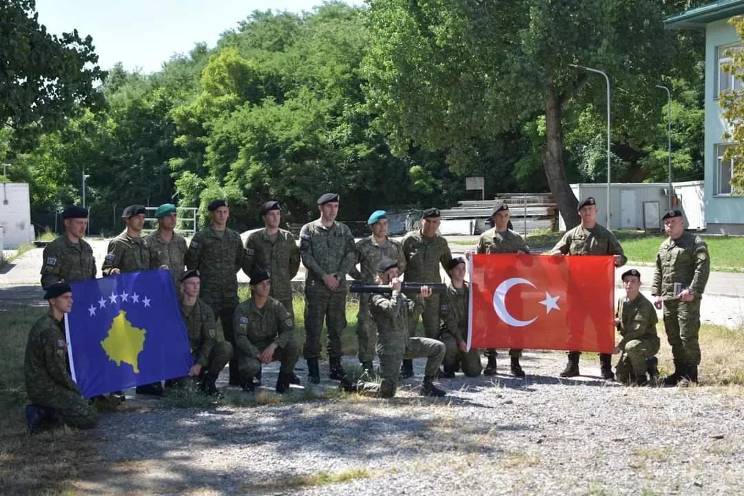 科索沃也是土耳其重点渗透的地区，都是穆斯林国家。土耳其卖给科索沃不少武器装备
土