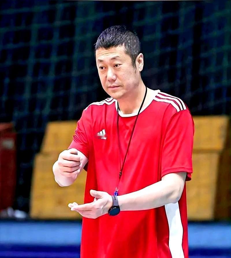 对阵实力最弱的哈萨克斯坦，11个队友轮番登场，唯独郭中楠把冷板凳坐穿了整整三局。
