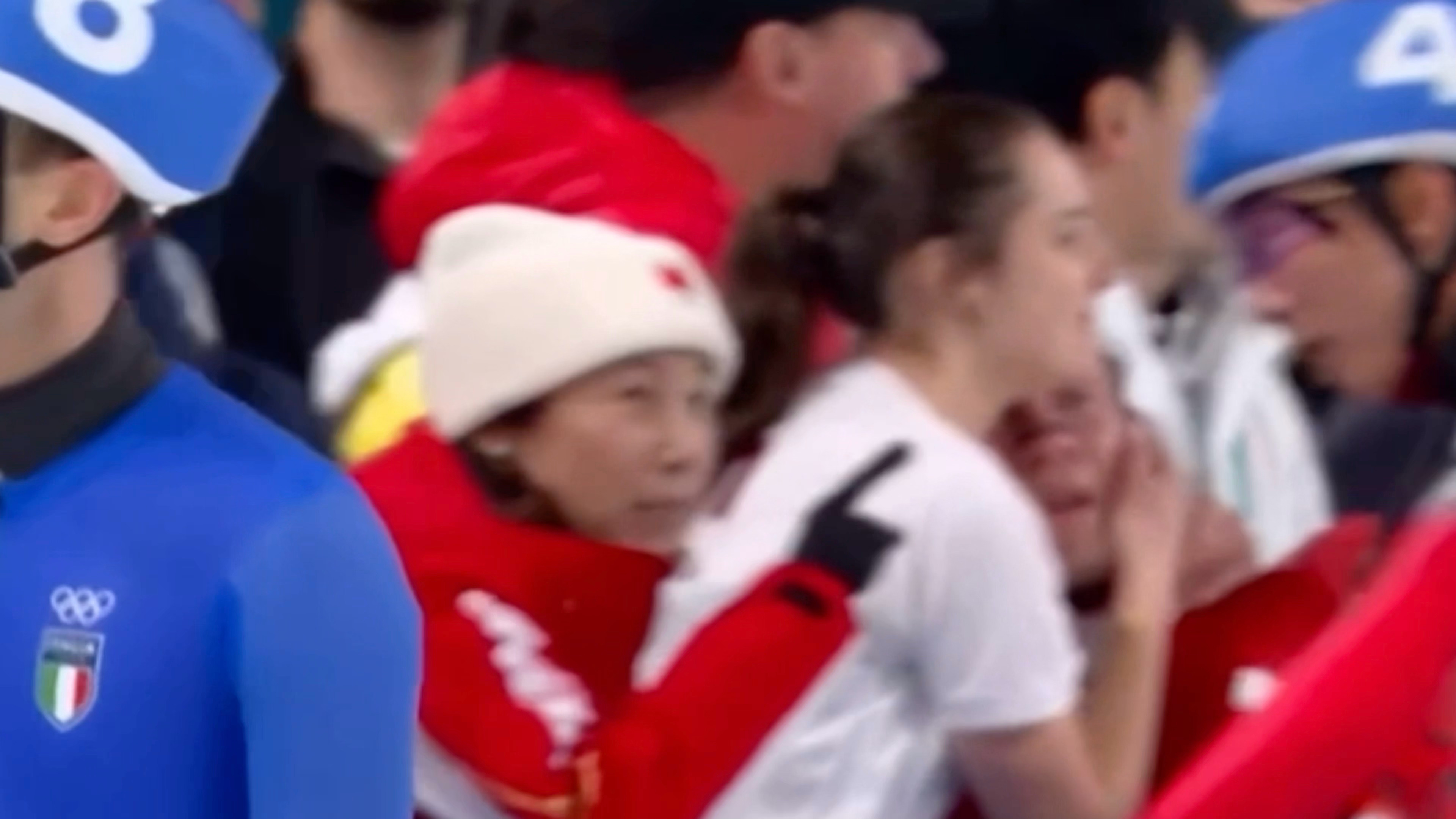 吴宇男子集体出发第15名李琰教练这是在赛后复盘吗速度滑冰男子集体出发