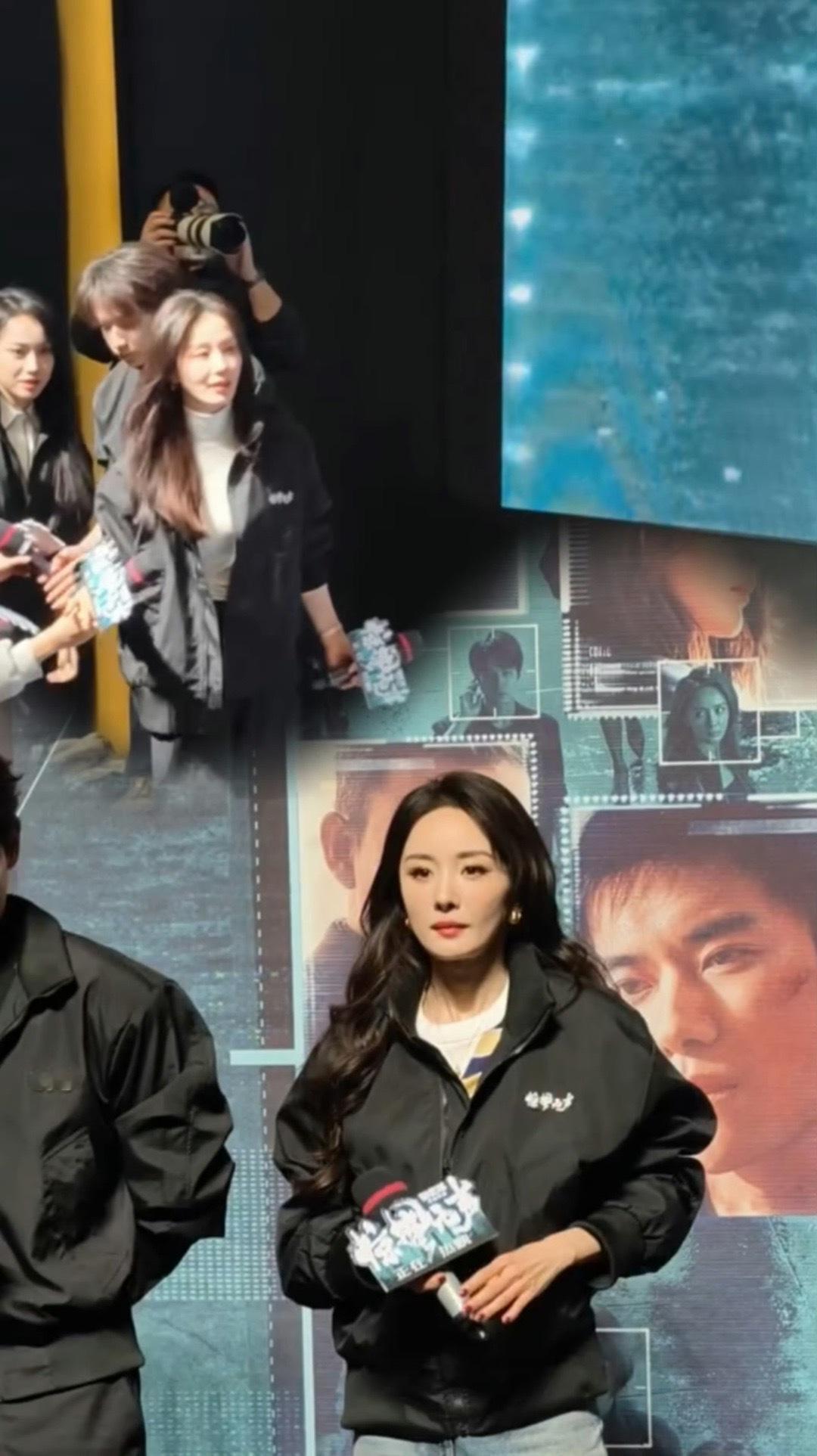 刘诗诗给杨幂递话筒没有说谢谢被网友热议了，这是着急忘记了吗 