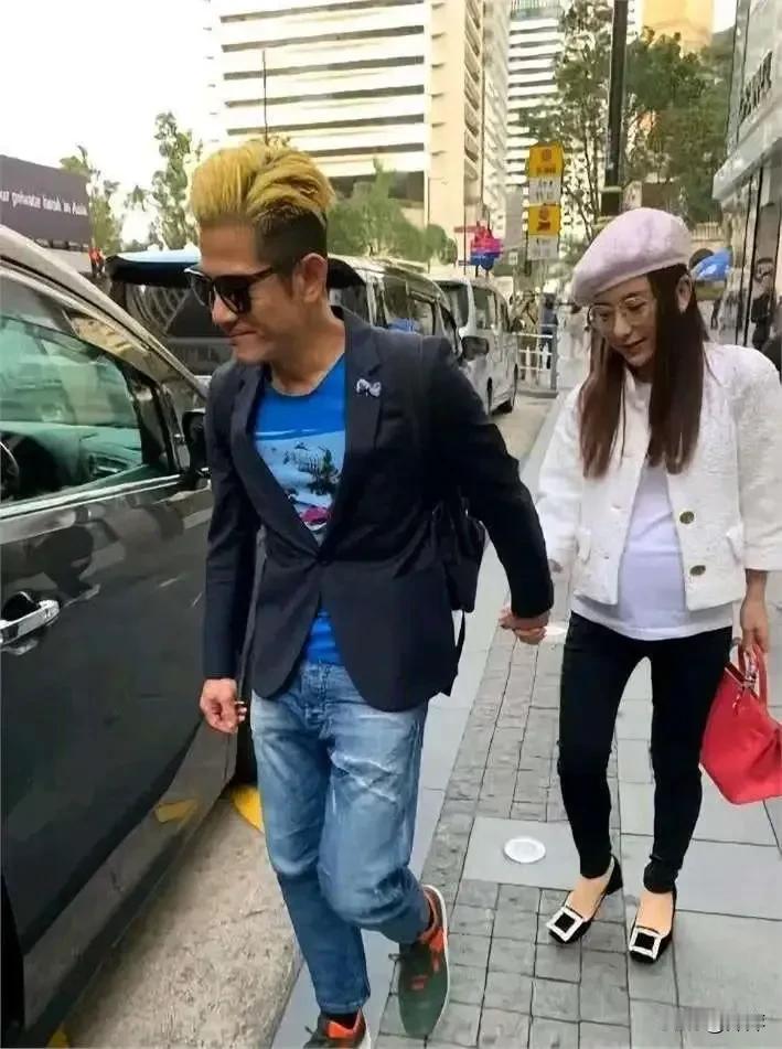郭富城和小娇妻方媛，郭富城怎么喜欢把头发弄成黄色的。他以前留的发型多好啊，又帅又