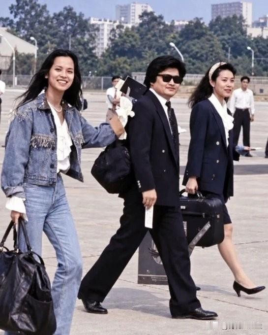 刘欢去世了，发几张1990年刘欢和韦唯录制“亚洲雄风”时的旧照。

1990的北