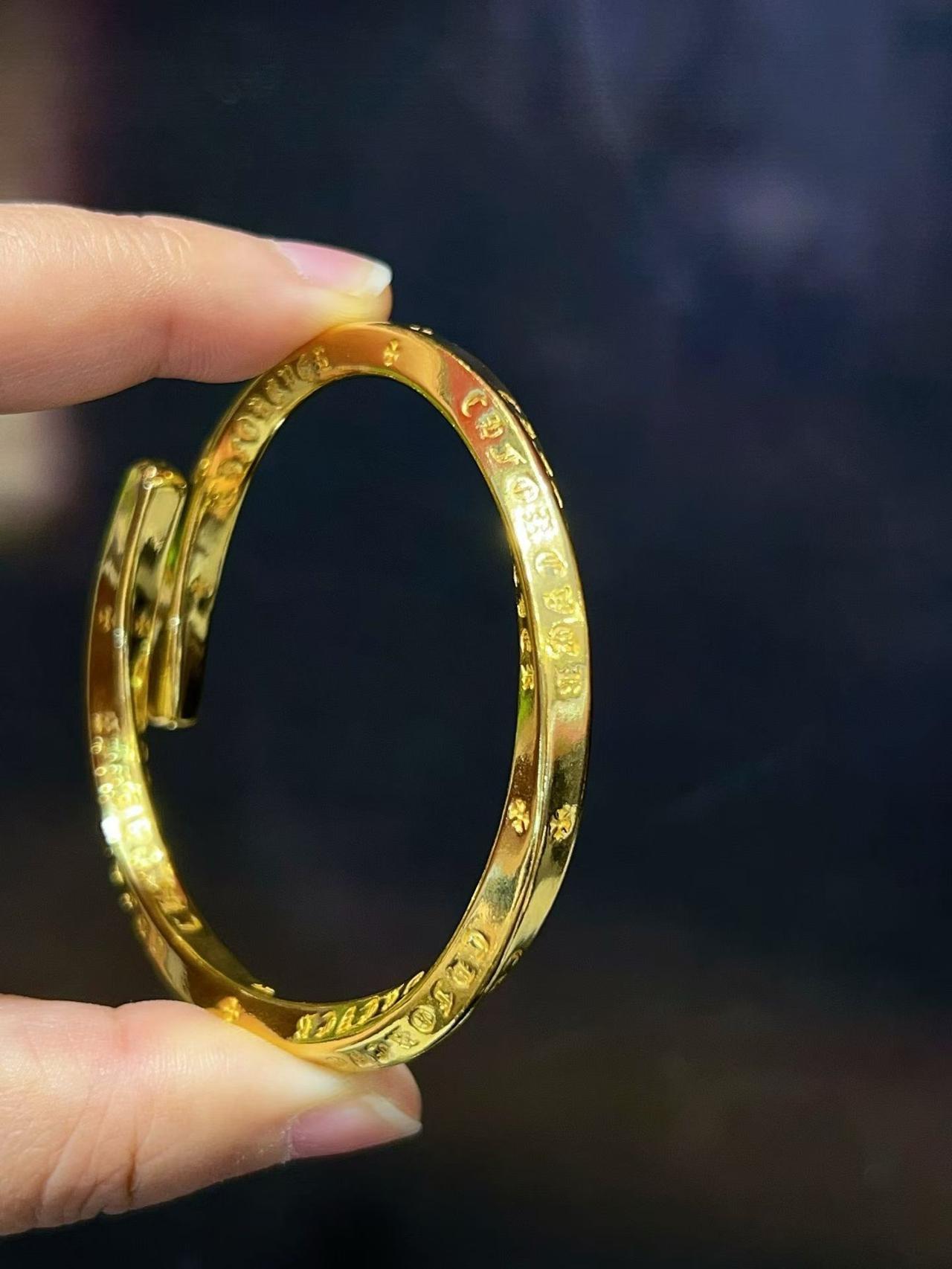 2月2号，期货市场贵金属板块表现惨淡，沪银、铂、钯均封跌停板，沪金跌幅超11%。