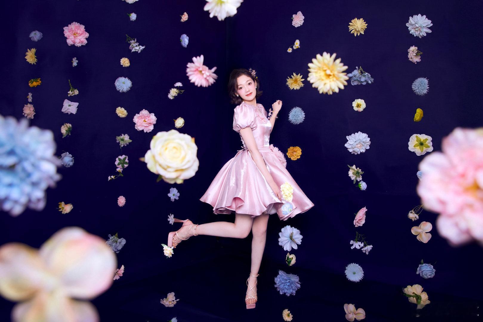 希林娜依高四登春晚还是忐忑激动四登春晚依旧忐忑！收到邀约才松口气，把每次舞台都当