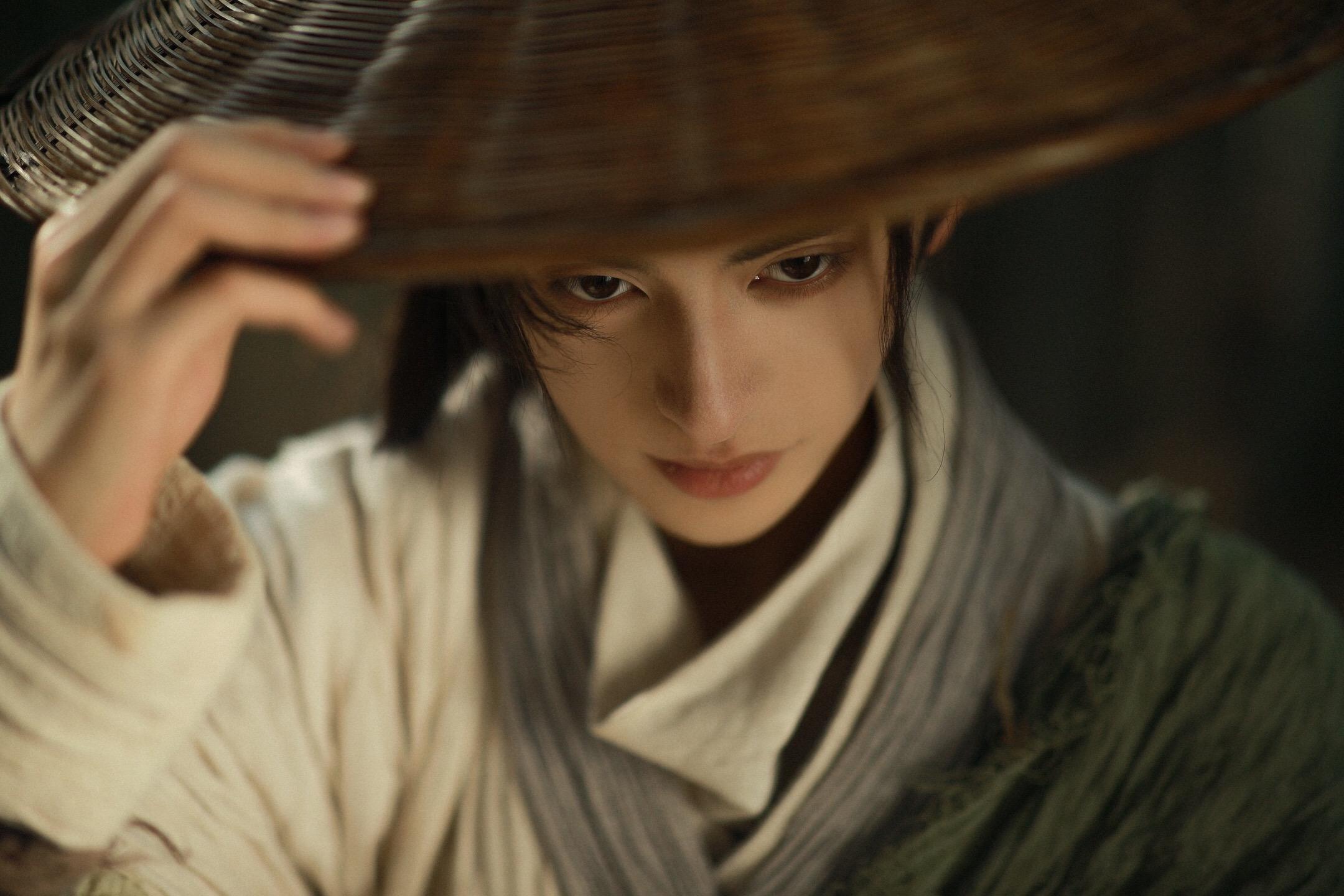 拍了拍建模脸古风男主。