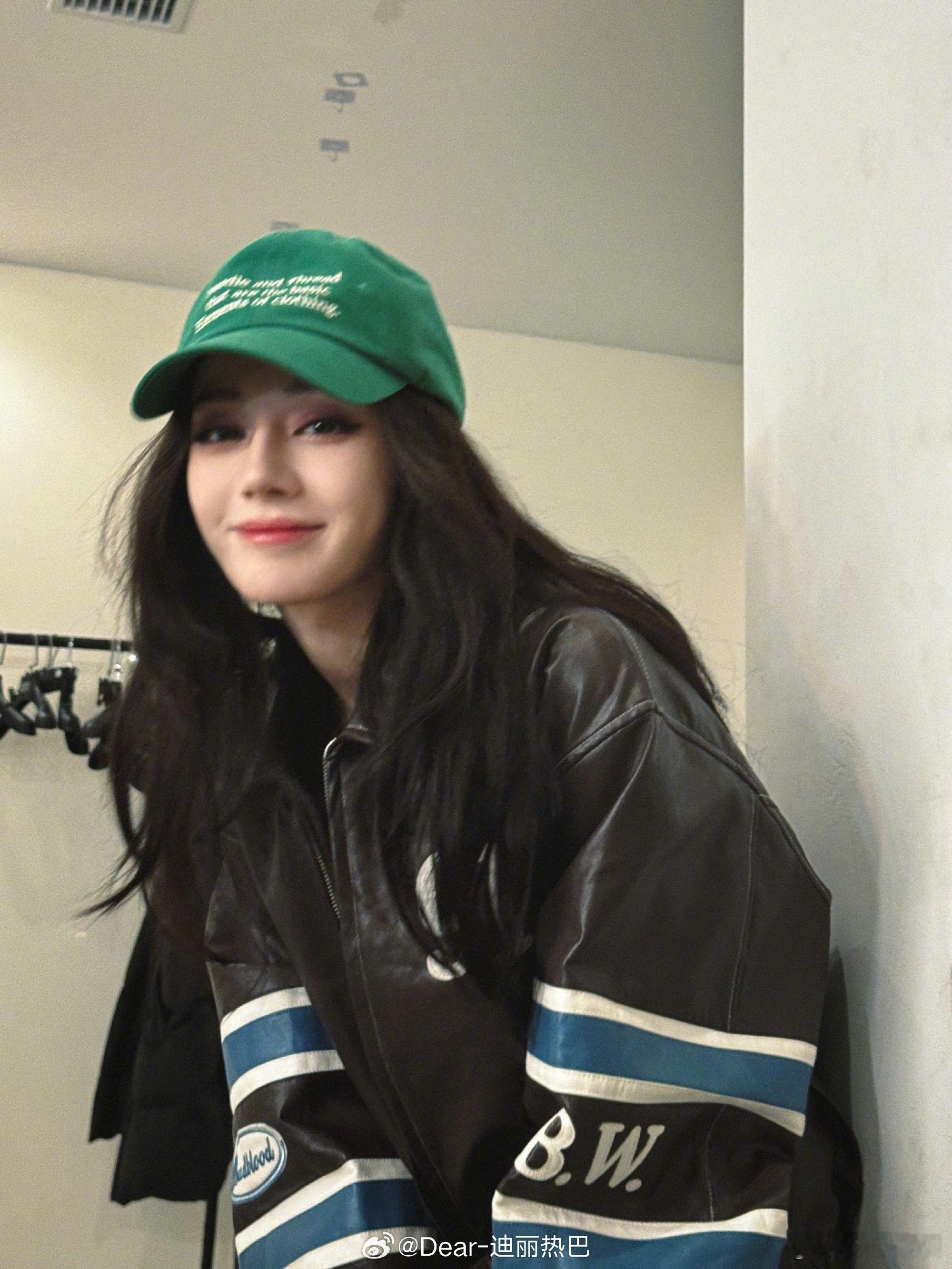 骨相美女真的好适合浓颜！妆容整体放大了迪丽热巴的五官优点！怎么可以这么好看！ ​