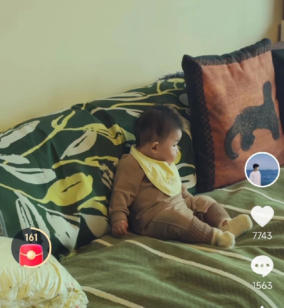 这是谁家姑娘呀？又可爱又乖巧，原来是董礼貌。董董说要上播了，让大家帮忙看着懂礼貌