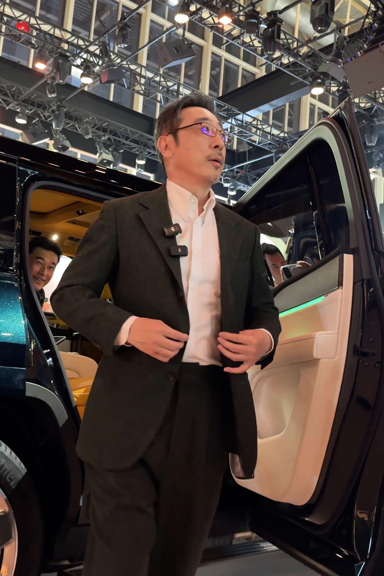 2026 北京车展高光名场面，王志飞、宁理惊喜亮相仰望展台。两位实力派老戏骨自带