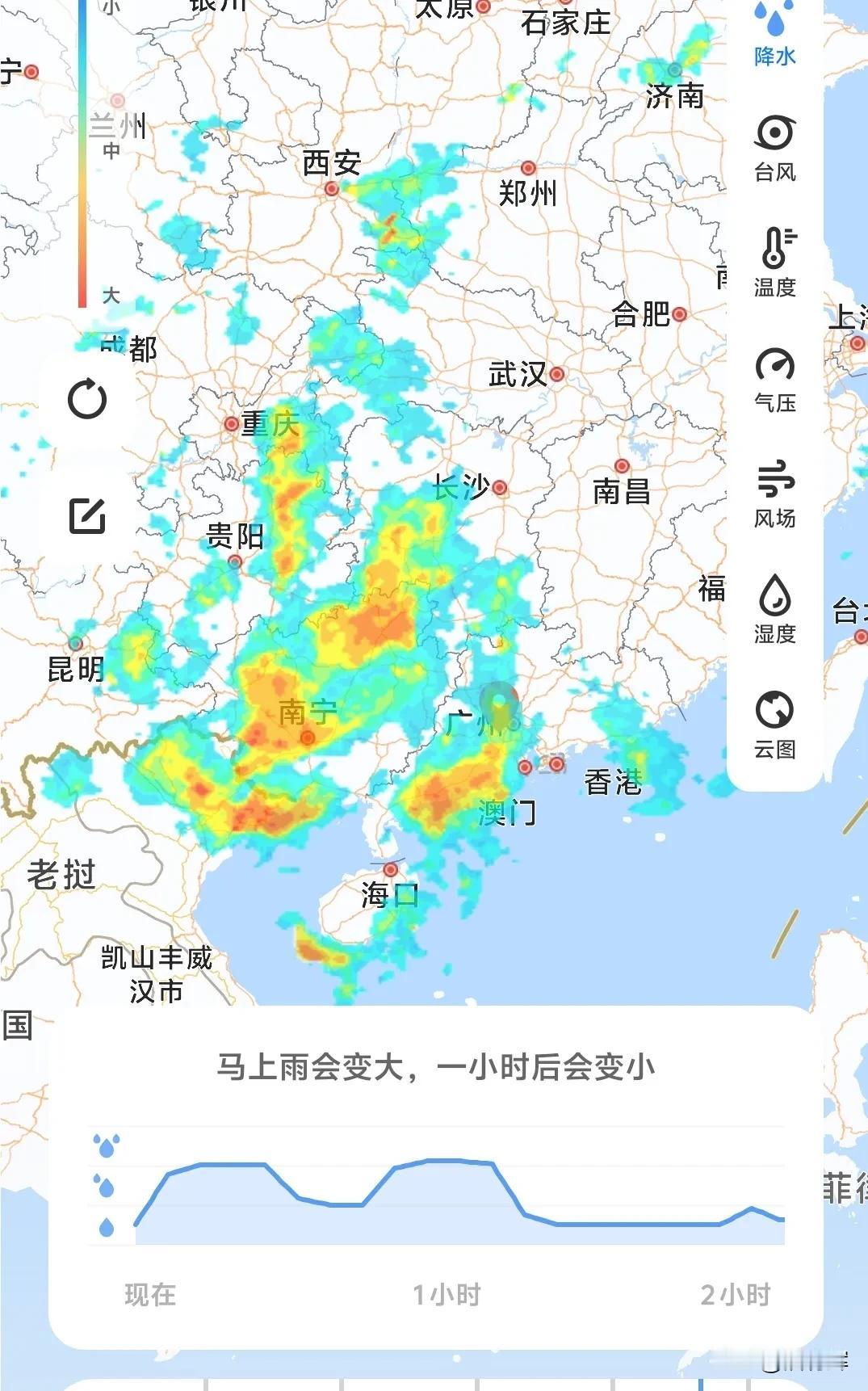 昨天把鱼池里的水干了一半之后发觉台风雨迟迟不到，而且看着云图上的云好像要消失了。