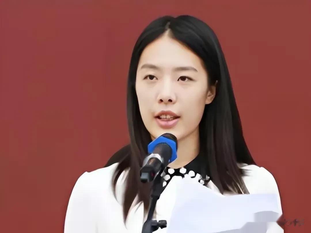 真是想不明白，为什么27岁的董小姐如此迷恋54岁的的胡总呢？

据悉，胡总是她的