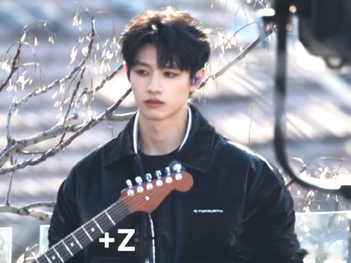 朱志鑫 好立体的五官  朱志鑫路透照美到失语！冬日的他在阳光下熠熠生辉，五官立体