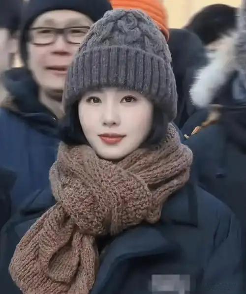 2025年12月的哈尔滨星光熠熠，刘诗诗以白色羽绒服亮相品牌活动，温柔互动暖化寒