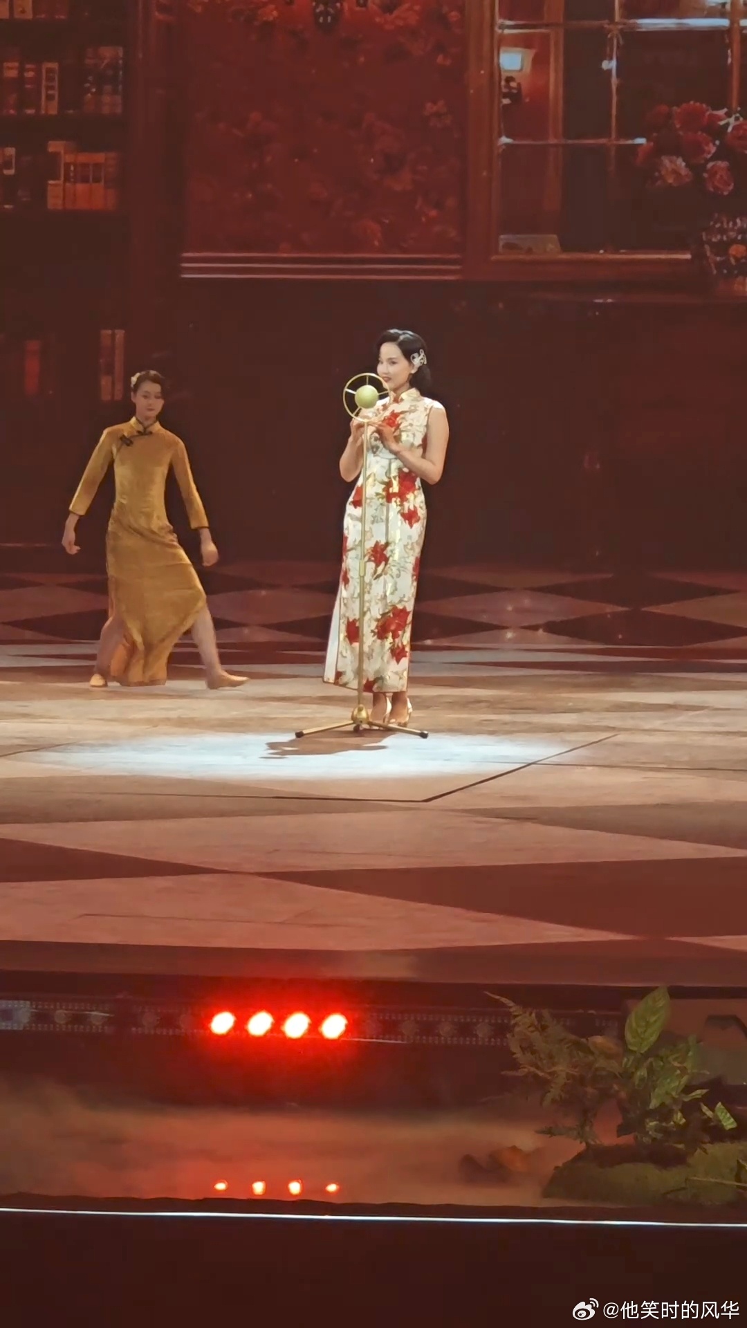 黄龄央视晚会路透带了3套造型 被黄龄央视非遗晚会造型戳中，3分钟3套造型风格跨度