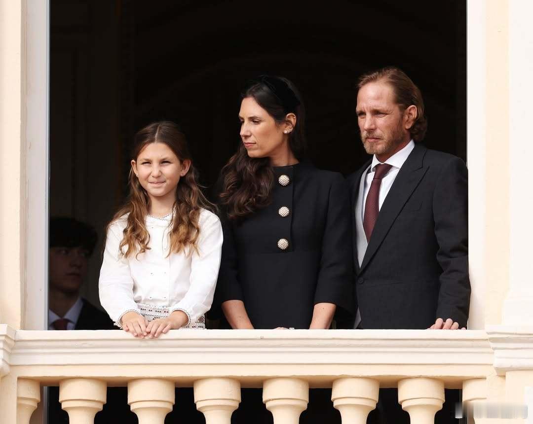 🇲🇨11月19日，摩纳哥王室成员们庆祝国庆节阳台观礼照。斯蒂芬妮公主家的保琳