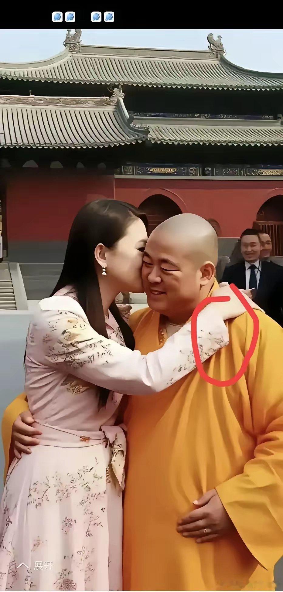 日本海啸六根清净全靠篇，身旁女子美如仙。打开手机微信加，阿弥陀佛笑开花。山珍海味