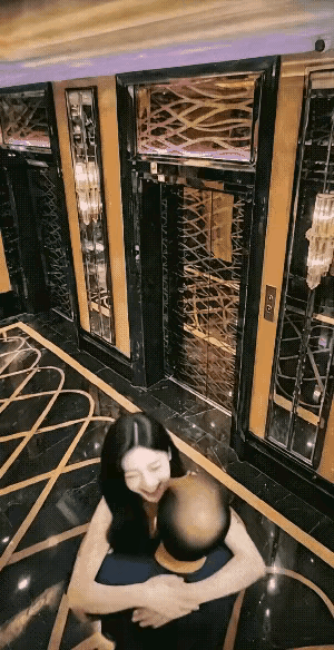 要不是看你有俩钱，就你这德行，还能让老娘看上你呀。