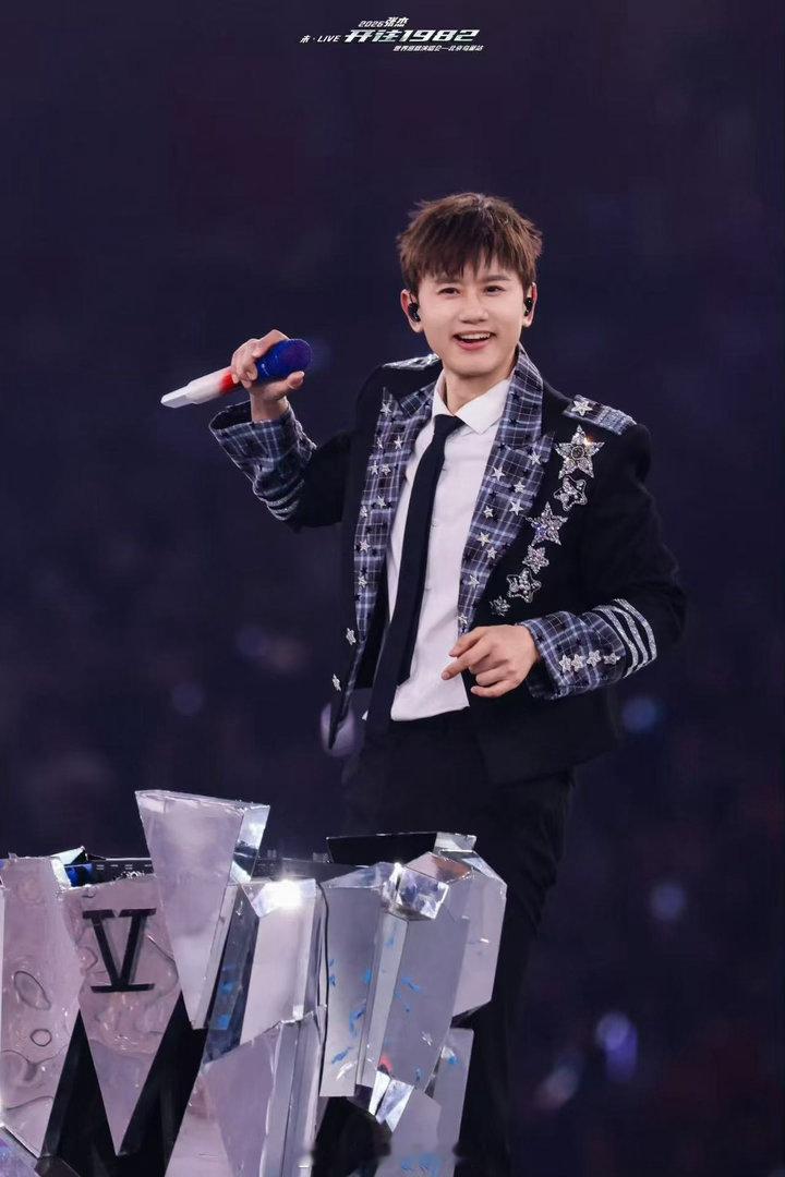 张杰边唱这就是爱边饭撒 “今天的你可能坐在最后一排，也可能坐在第一排，或者当中的