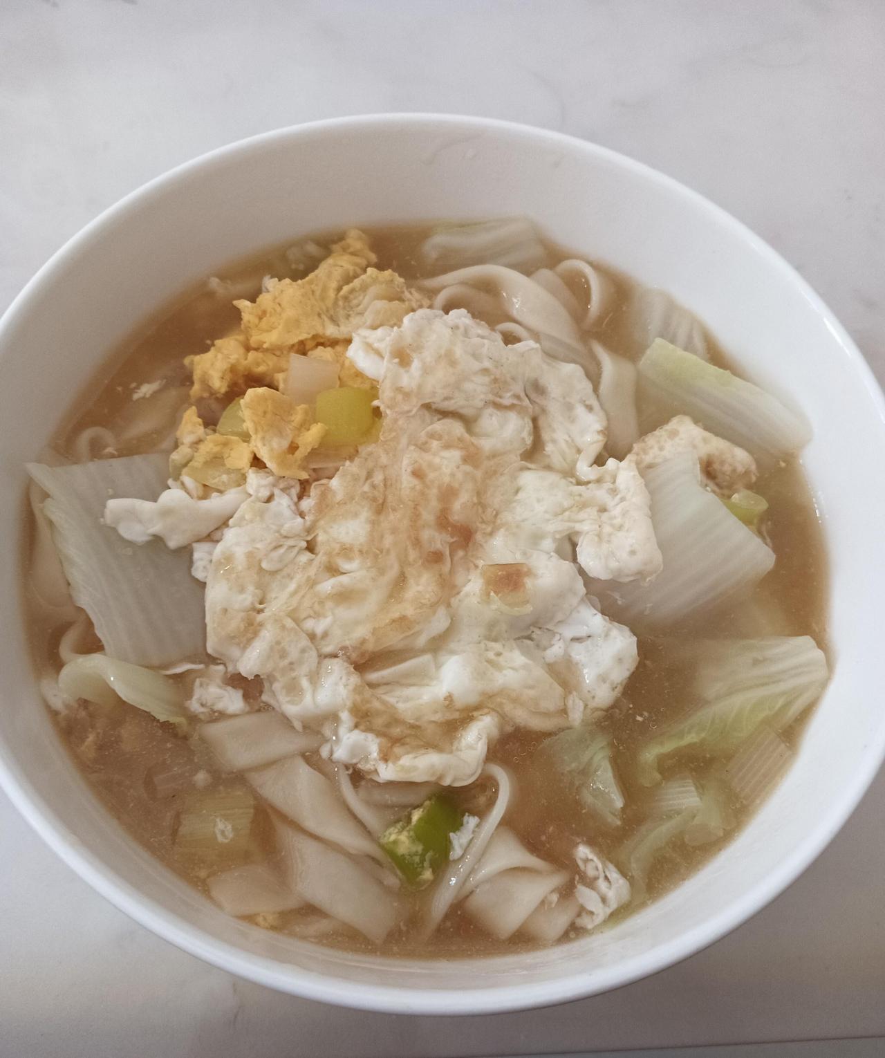 今天无论如何我都要让自己开心点，因为今天是个特殊的日子，可能大家从这碗面里都可以
