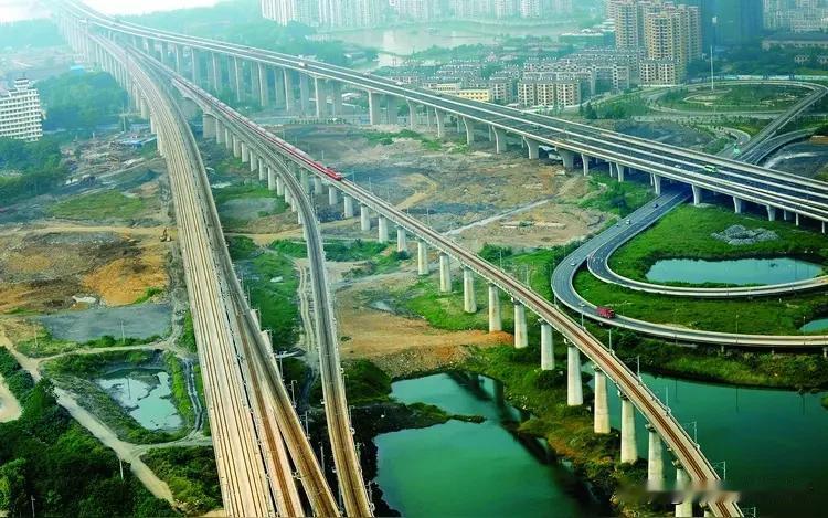 2025年国内交通基建投入总额，稳稳定格在3.67万亿元之上。这般庞大的资金体量