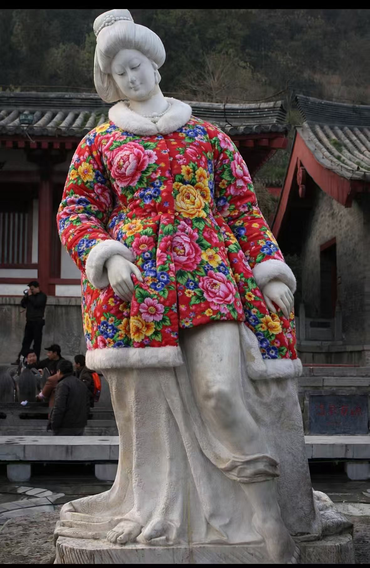 网友给贵妃出浴P上了红加绿大棉袄。嗯，这样子你们满意了吧？不用再投诉了吧？ 