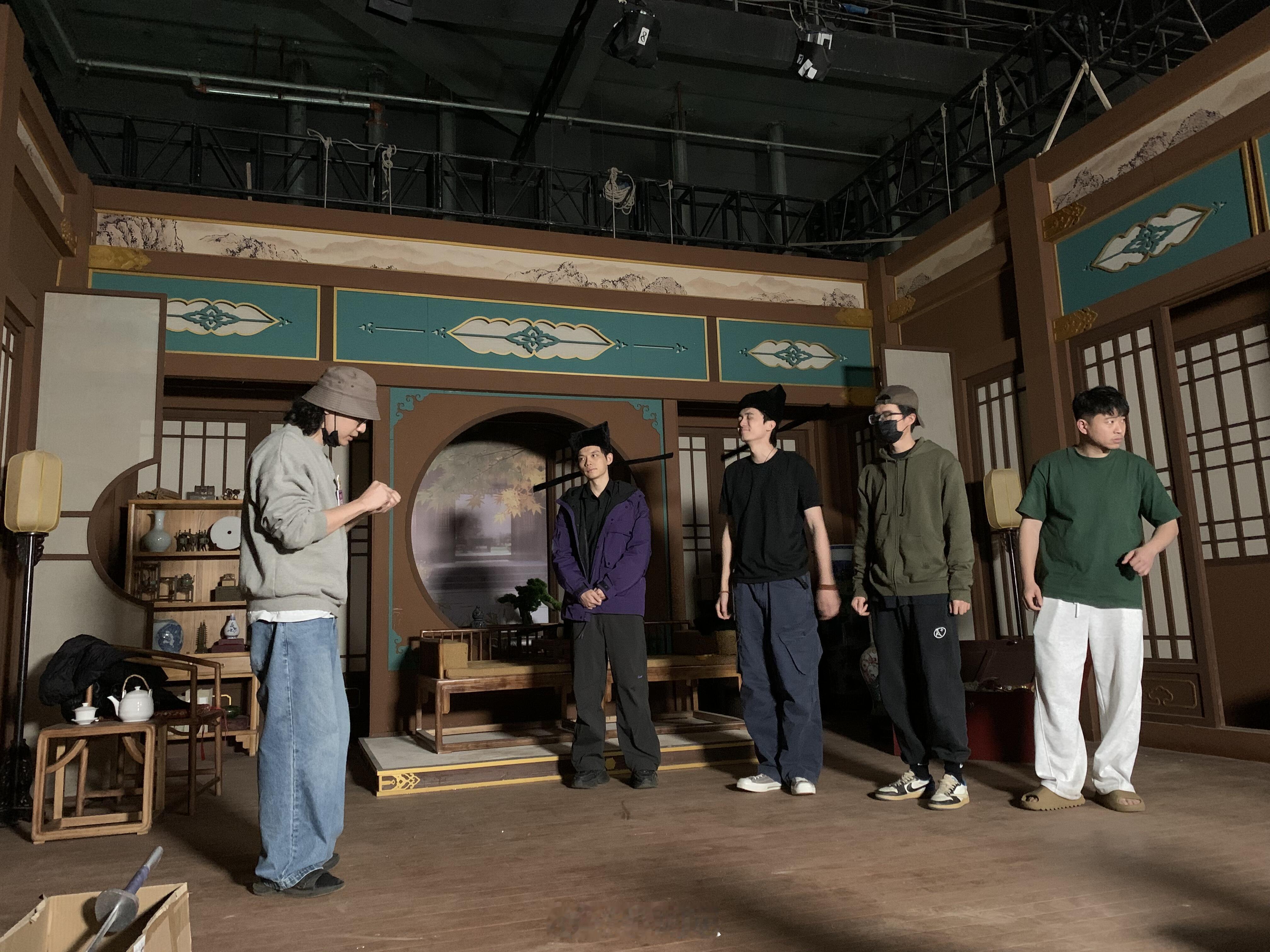 四个大人太不容易了先丢两张图，更多的故事晚点发，太不容易了喜人奇妙夜2‖ 