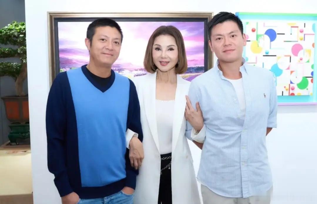谢玲玲二女儿林颢伊晒照为龙凤胎弟妹庆生，是龙凤胎姐弟林心儿、林孝能的生日，林颢伊