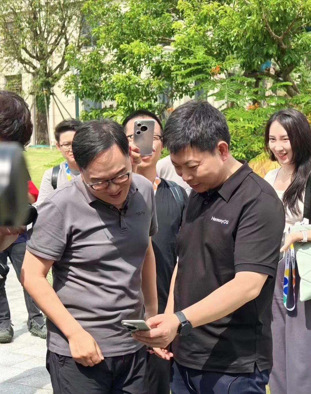 余总：来，来总我教你下单，先下载个华为商城，然后。。。付款，改天我亲自交车[嘻嘻
