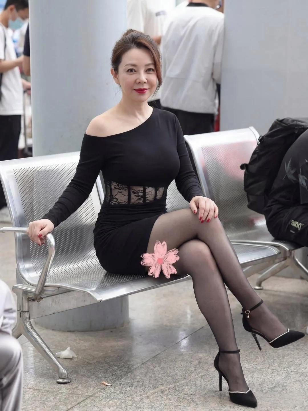 一把年纪了还穿成这样，合适吗？