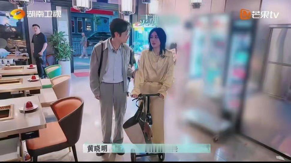 黄晓明背尚雯婕上楼 尚雯婕脚伤要上楼不方便，黄晓明直接说我背你上去，尚雯婕还怕自