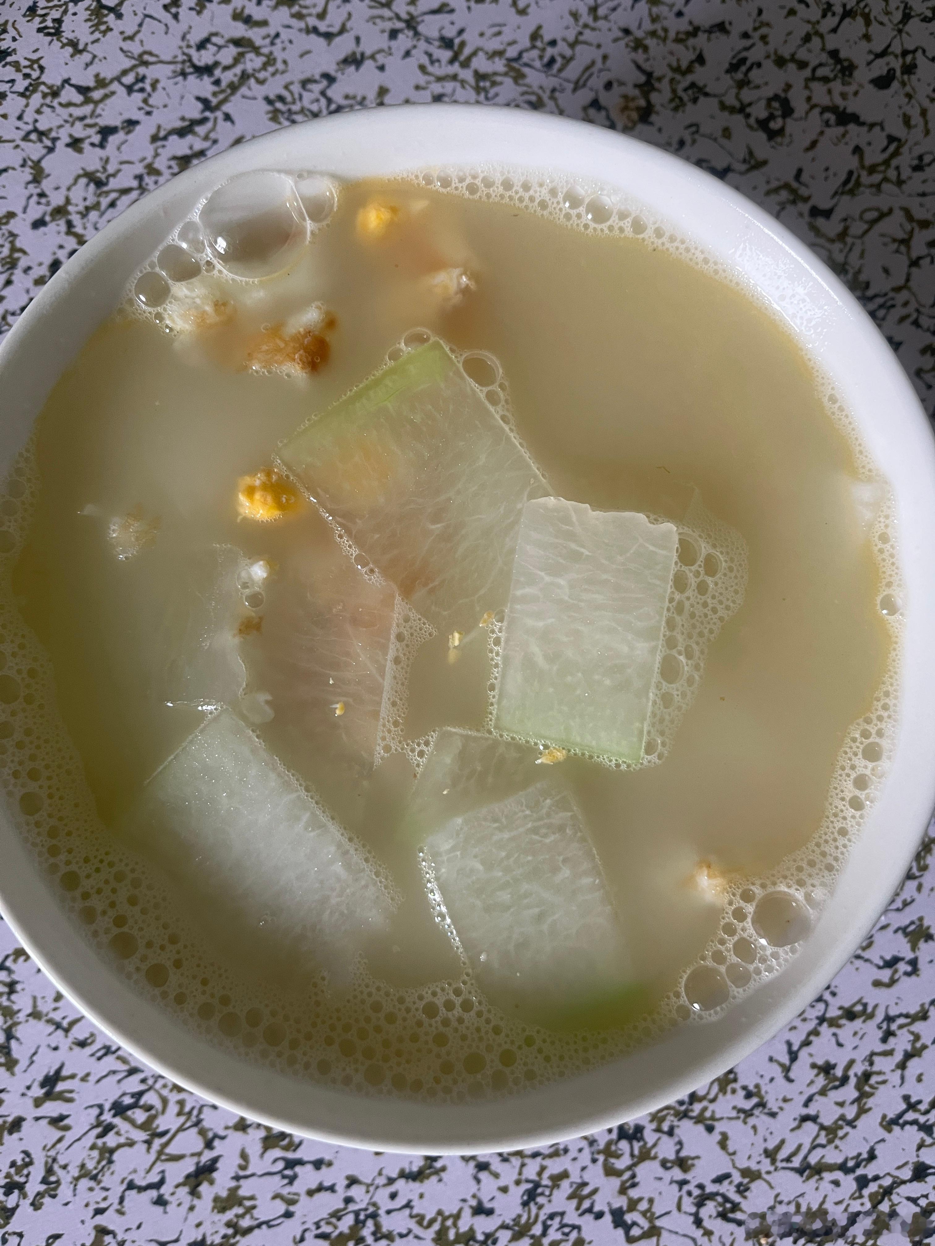 吃饭了，今天比较晚，晚回来。都是柠宝爱吃的。维嘉吴昕仿妆把何炅吓到挂电话