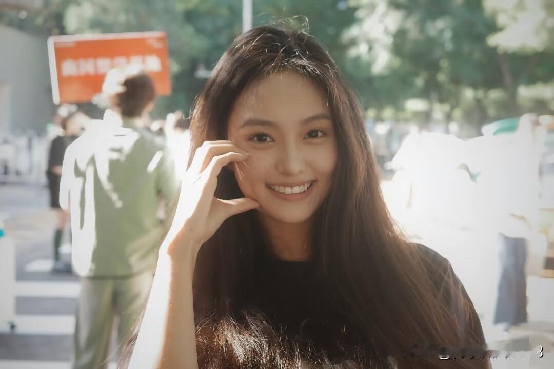 北京电影学院的这位女同学好有气质，这样不加修饰的美是真正的美，本人又高又瘦，又白