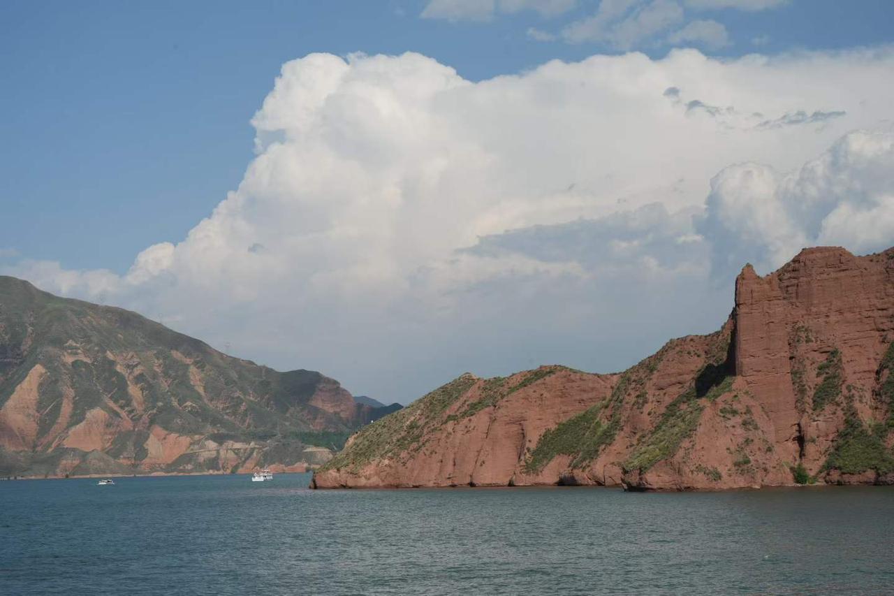 漠上花开——高原宝石。
青海是中国湖泊数量最多、类型最丰富的省份之一，这些湖泊不