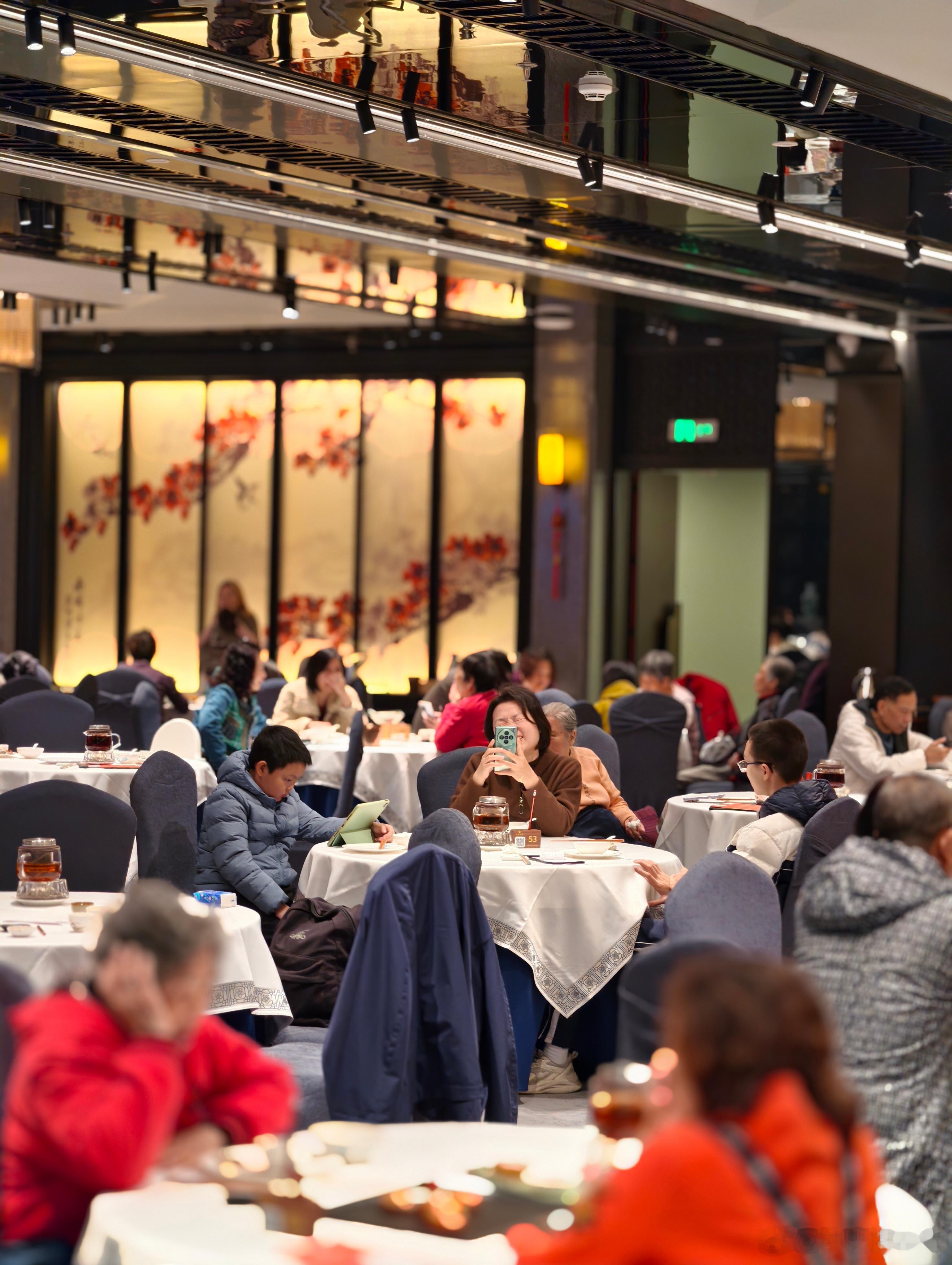 没想到广州酒家总店重开的环境这么好，喝个早茶感觉像是逛景点！只不过，门外排的长龙