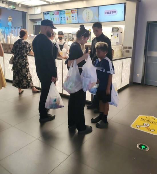 9月15日，网友偶遇侃爷一家三口在海口商场买奶茶。三人拎着多袋食物，逛街愉悦。今