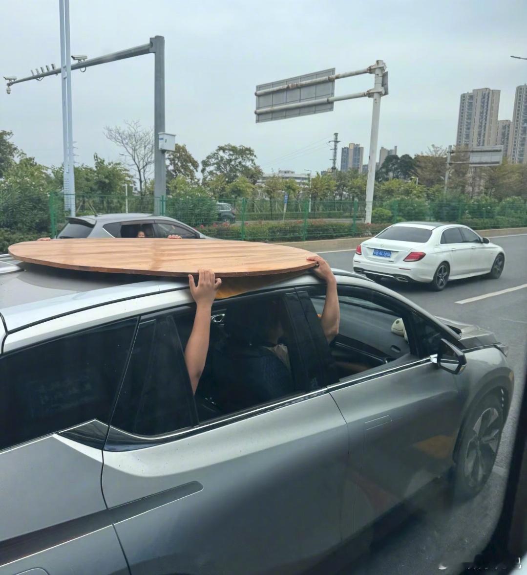 圆桌占用空间大，这么搬似乎"合理"