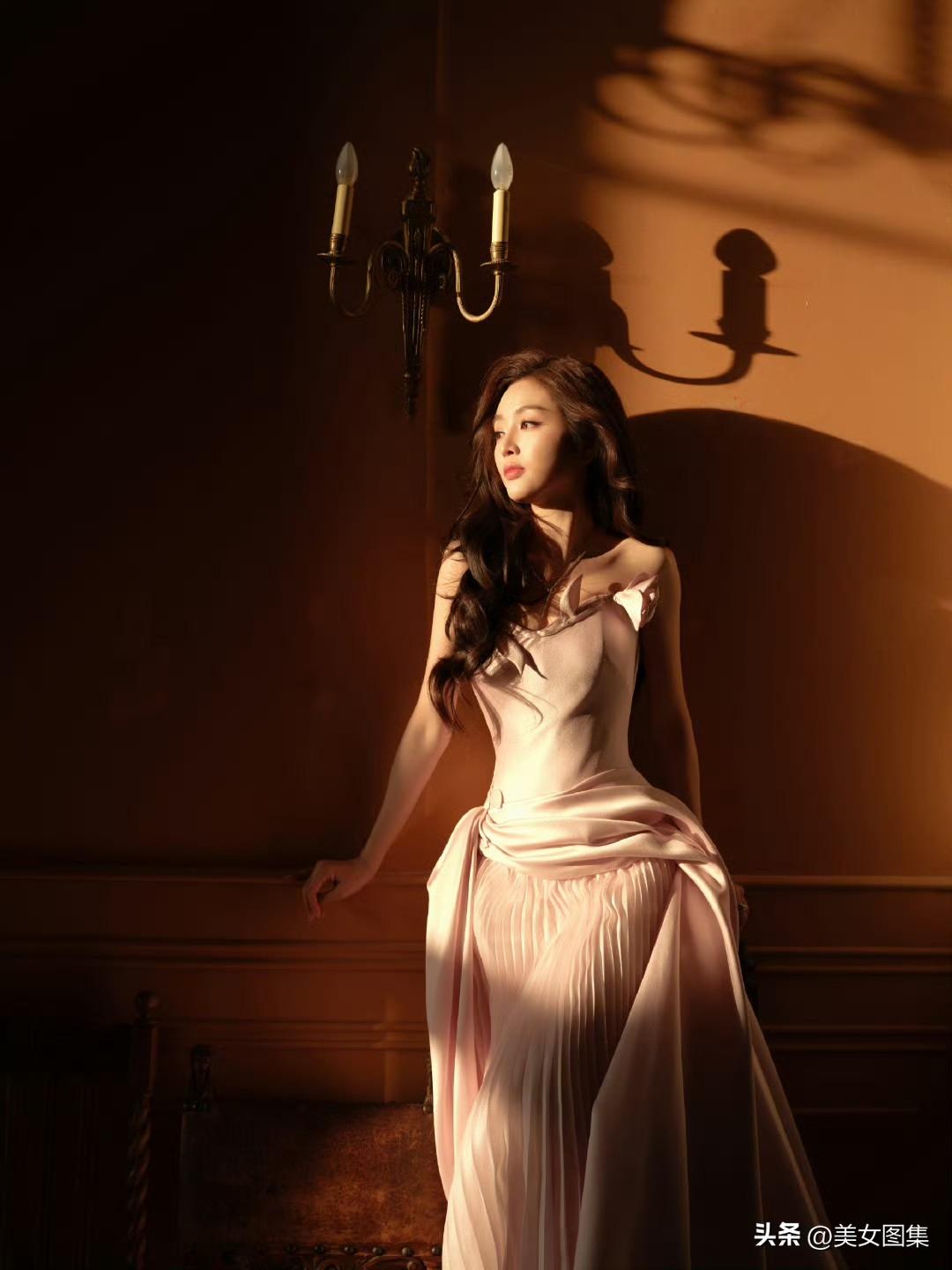 吴宣仪的红发粉裙造型，真的把街角少女的浪漫诠释到极致！
在那组“游乐园限定”写真