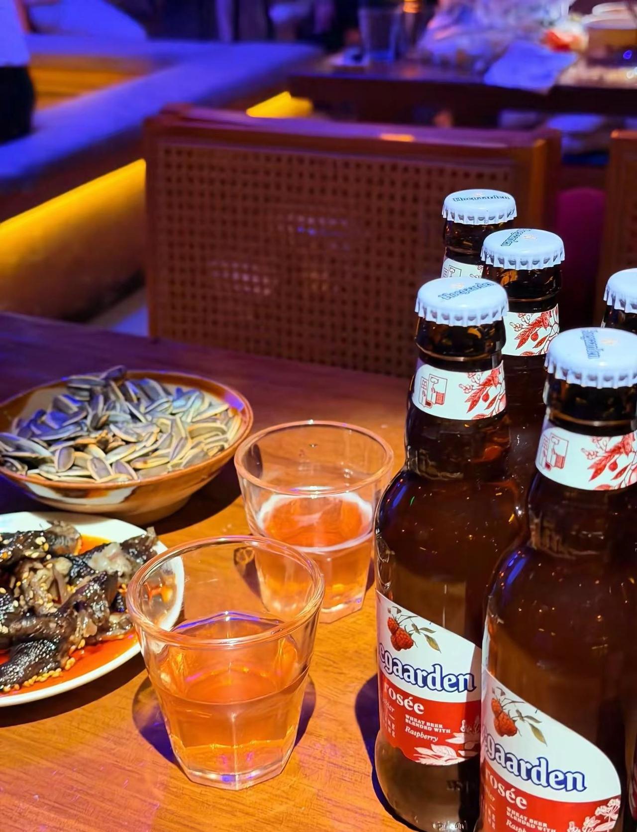 把情绪丢在酒里，不听，不说，不等，不盼深夜的酒