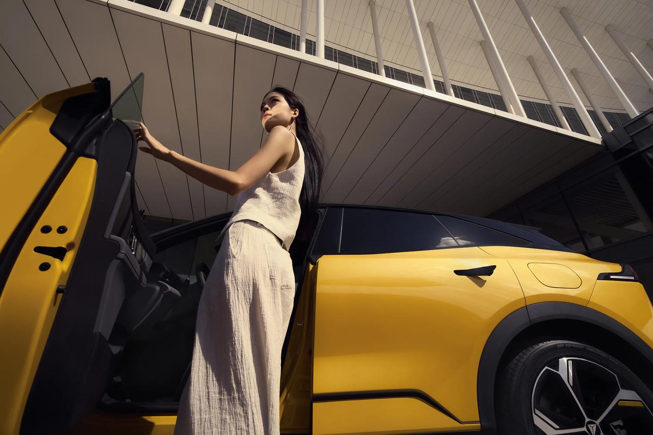 近期，深蓝汽车迎来第70万辆整车交付，恰与长安汽车全系累计用户突破3000万的重