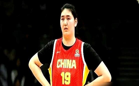 居然是那个防守脚步还跟不上的19岁小姑娘，扛着全队在走。

中国女篮两分惜败澳大