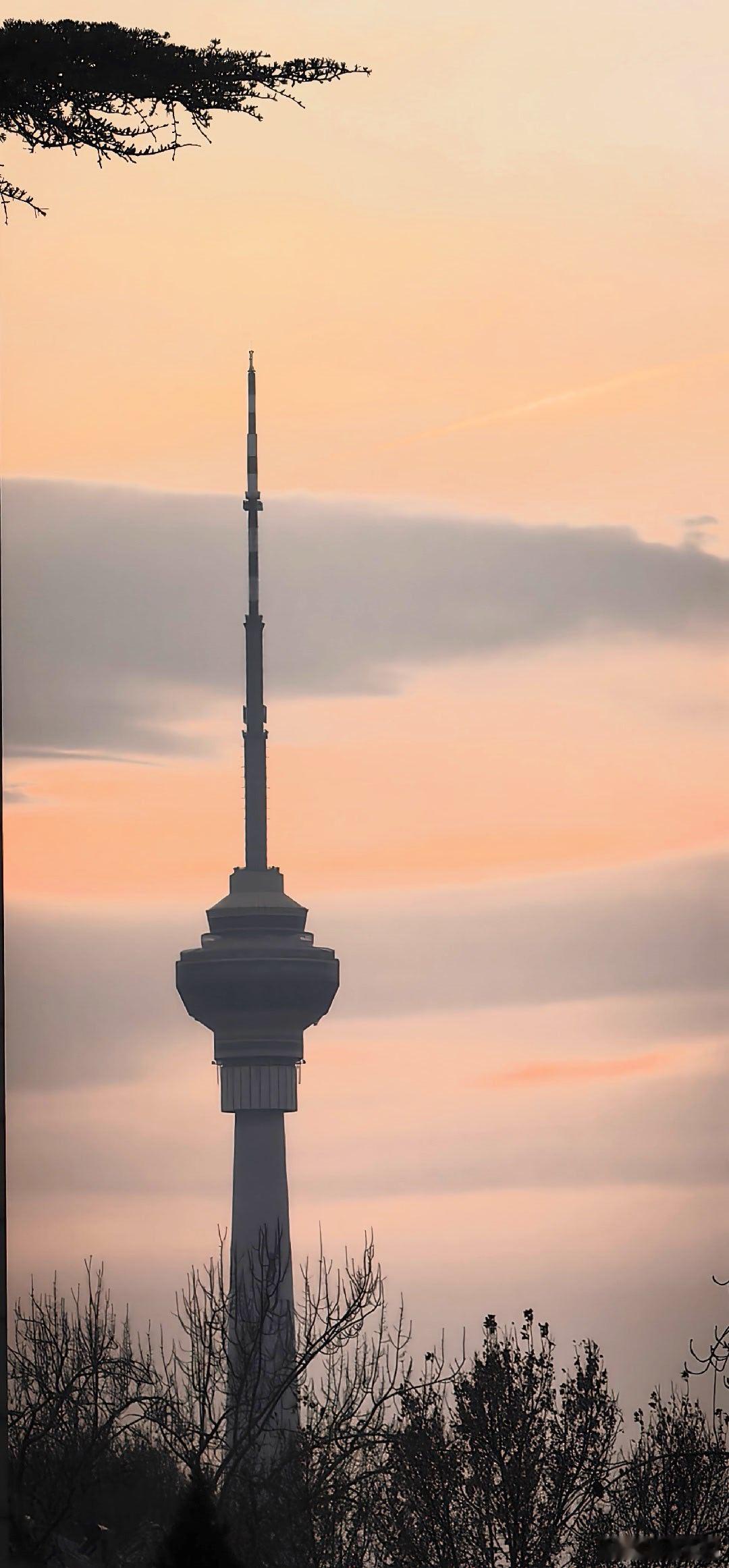 北京冬日周五的傍晚，晚霞不艳，云也不厚，风淡云轻的感觉，偶尔路过的一群高飞的不知