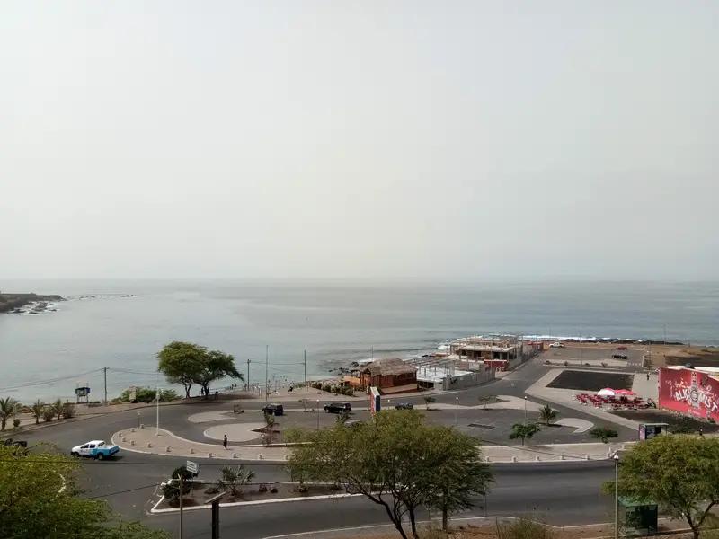 “热闹炸了”！佛得角爆冷晋级世界杯32强，球衣卖到脱销，国旗挂满山崖这场爆冷晋级