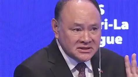 菲防长靠一张纸条搞外交指控，被中方制裁后越跳越高，念的不是纸条是政治投名状。
拿