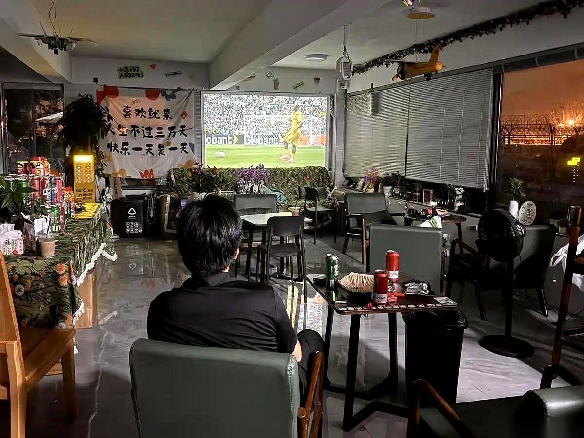 杭州一家咖啡店，老板信心满满发了条朋友圈，邀请4000人来看世界杯揭幕战。
结果
